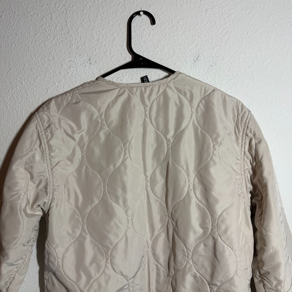 H&M By Divided Quilted Jacket Womens Small Beige V Neck Button Front Insulated - Picture 4 of 10